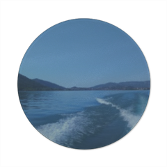 Scia barca nel lago Tagliere in vetro tondo